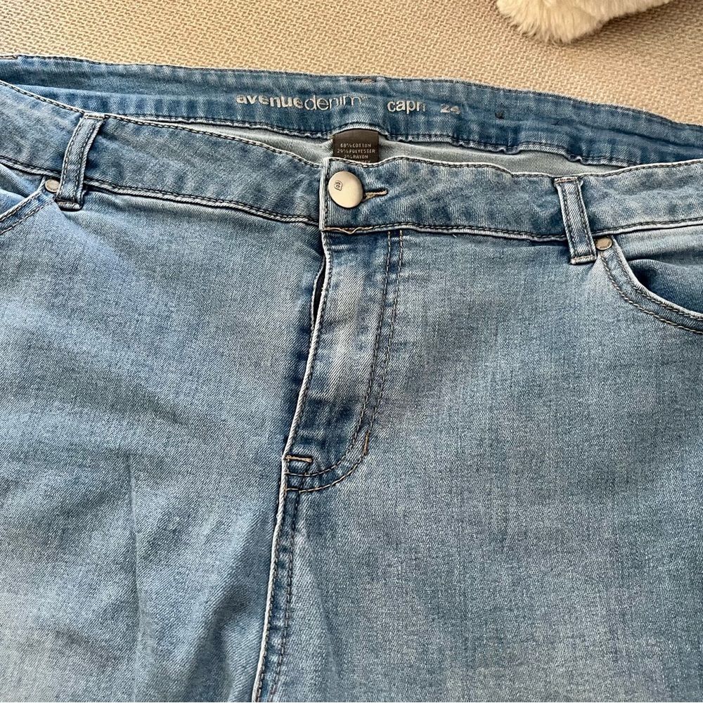 Avenue-Women's Blue Capri Jeans- size 24